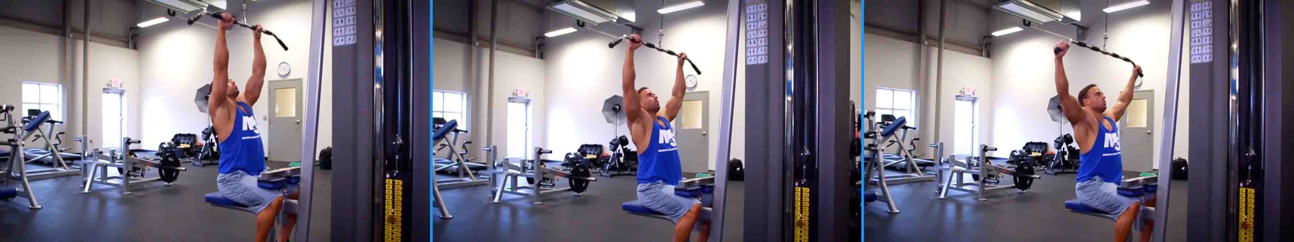 Slika je podeljena na tri manje slike poređane jedna pored druge. Na sve tri slike se nalazi čovek u plavoj majici u teretani i izvodi vezbu za ledja Lat Pulldown. Na prvoj slici koristi pronirani uski hvat. Na drugoj slici koristi pronirani srednje-široki hvat. Na trećoj slici koristi pronirani široki hvat.